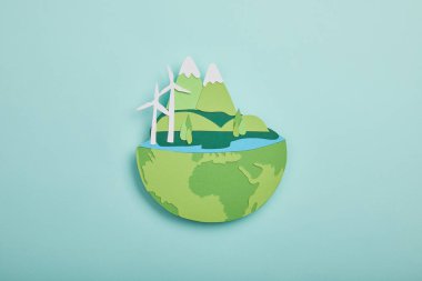 Üstten Görünüm kağıt gezegen turkuaz arka plan, dünya gün kavramı üzerinde yenilenebilir enerji kaynakları ile kesmek
