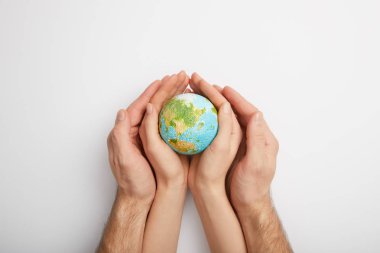 erkek ve kadın gezegen modeli gri arka plan üzerinde dünya gün kavramı holding Üstten Görünüm
