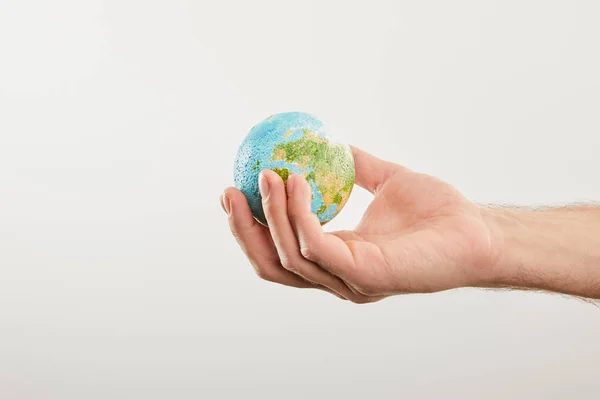 Man Håller Planet Modell Grå Bakgrund Earth Day Koncept — Stockfoto