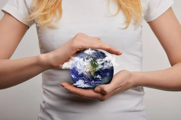 Kvinna Som Håller Planet Modell Grå Bakgrund Earth Day Koncept — Stockfoto