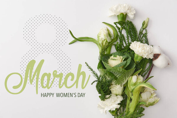 элегантный букет с зелеными листьями, белыми розами, гвоздиками и цветком хлопка на сером фоне с иллюстрацией 8 марта
