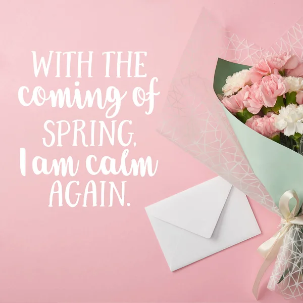 春のイラストとピンク色の背景上の封筒とピンクと白のカーネーションの花束のクローズ アップ — ストック写真