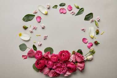 pembe güller ve yaprakları gri izole kopya alanı ile yapılmış yuvarlak çerçeve çiçek Üstten Görünüm
