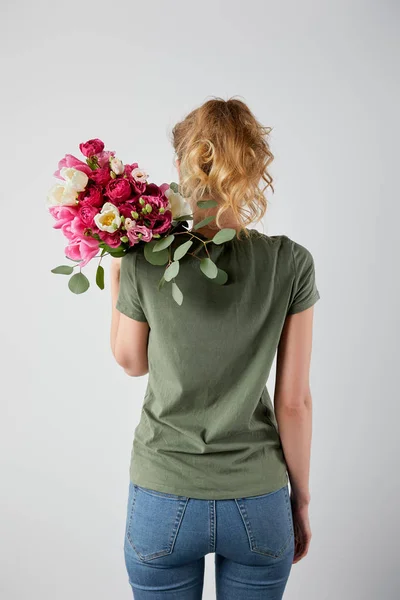 Visão Traseira Menina Segurando Buquê Com Tulipas Rosas Isoladas Cinza — Fotografia de Stock