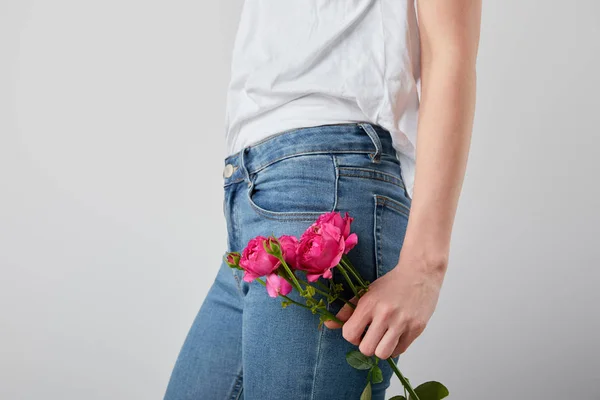Vista Cortada Menina Segurando Rosas Rosa Isolado Cinza — Fotografia de Stock