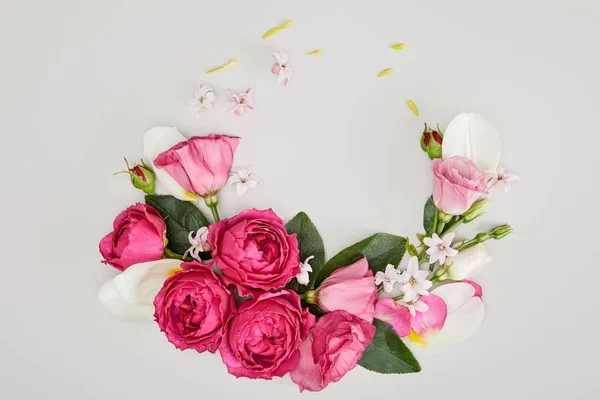Bovenaanzicht Van Floral Compositie Gemaakt Van Roze Rozen Geïsoleerd Wit — Stockfoto