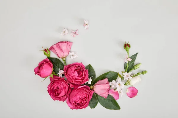 Vista Superior Composição Floral Feita Rosas Rosa Isoladas Branco — Fotografia de Stock