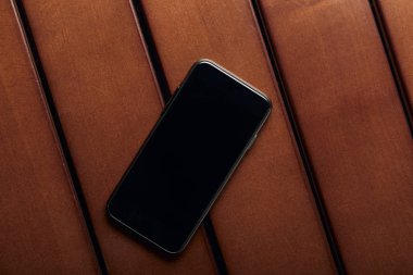 smartphone ekran ve kopya boşluk ile üstten görünüm ahşap tablo