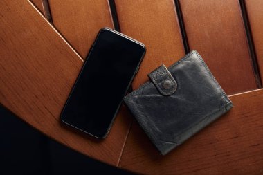 boş ekran ve m-cüzdan ile smartphone Üstten Görünüm