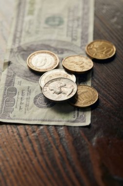 Doları banknot ve madeni paraların kopya alanı ahşap tablo  