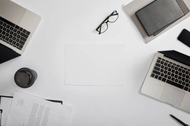 documet üstten görünüm Pano, kağıt bardak, dizüstü bilgisayarlar, kalem, defter, klasör, gözlük ve boş kağıt 
