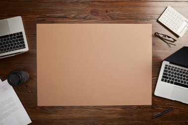 documet, kağıt bardak, dizüstü bilgisayarlar, kalem, hesap makinesi, kalem, gözlük ve boş afişini Üstten Görünüm