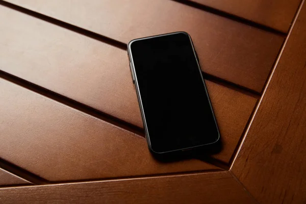 Smartfon Puste Miejsce Ekranu Kopiowania Powierzchni Drewnianych — Zdjęcie stockowe