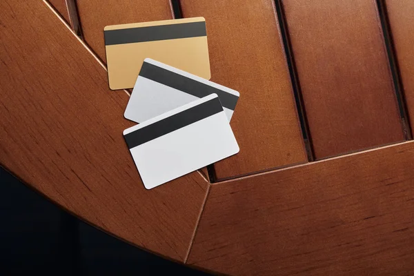 Bovenaanzicht Van Creditcards Houten Tafel Met Kopie Ruimte — Stockfoto