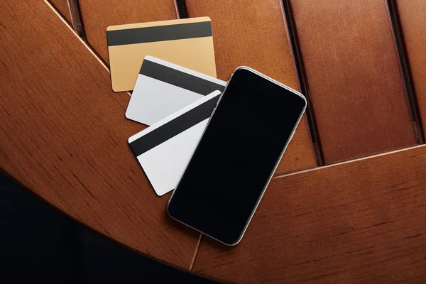 Kredi Kartları Smartphone Kopya Alanı Ile Üstten Görünüm — Stok fotoğraf