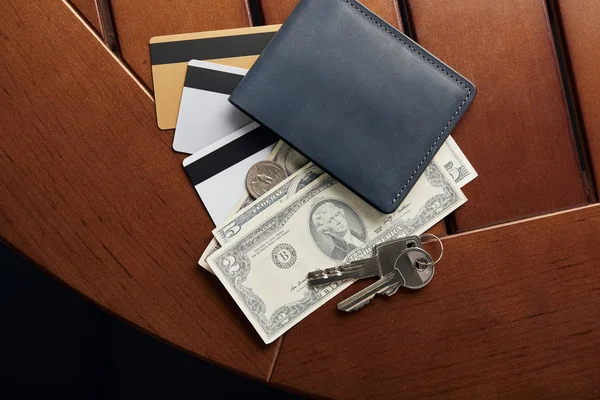 Pohled Shora Kreditních Karet Hotovosti Peněženku Klíče Stole — Stock fotografie
