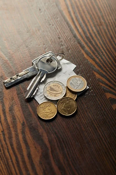 Keys Cheque Coins Wooden Table Copy Space — Stock Photo, Image