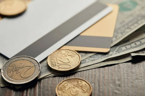 Вибірковий Фокус Монет Готівкою Кредитними Картками Фоні — стокове фото