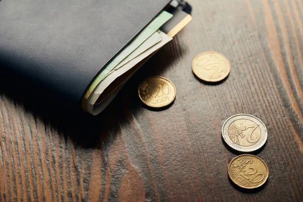 Δερμάτινο Πορτοφόλι Χρήματα Και Κέρματα Στο Ξύλινο Τραπέζι — Φωτογραφία Αρχείου