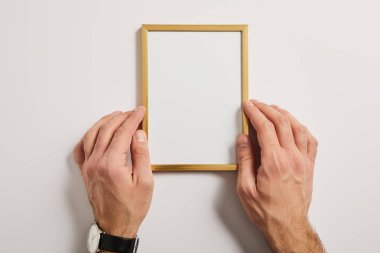 boş çerçeve beyaz arka plan üzerinde elinde tutan adamın kırpılmış görünümü