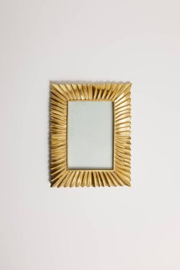 beyaz zemin üzerine altın kare çerçeve 