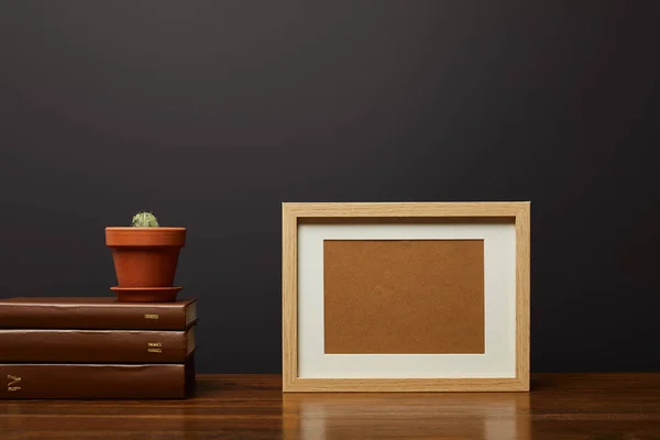 Cacto Vaso Livros Perto Quadro Branco — Fotografia de Stock