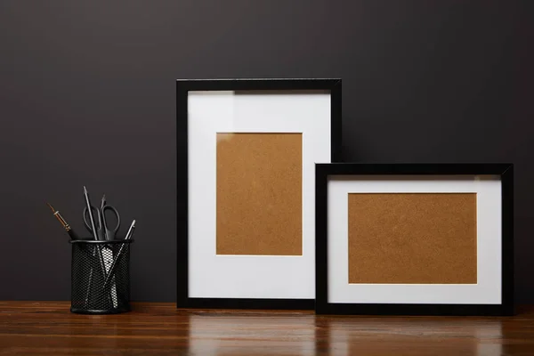Zwarte Vierkante Frames Buurt Van Metalen Houder Met Briefpapier Houten — Stockfoto