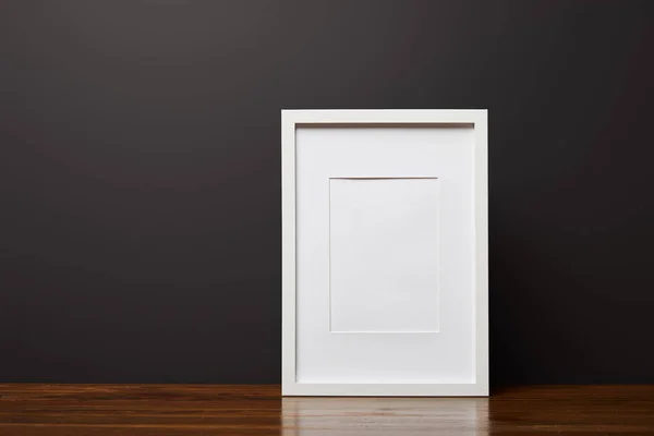 白色装饰 木桌上的方形框架 — 图库照片