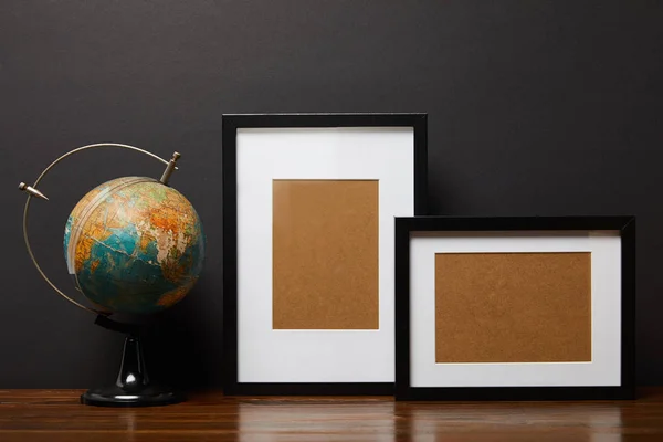 Globe Blank Black Frames Wooden Table — Stock Photo, Image