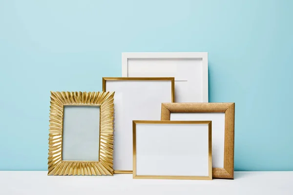 Gouden Decoratieve Vierkante Kaders Buurt Van Blauwe Muur — Stockfoto