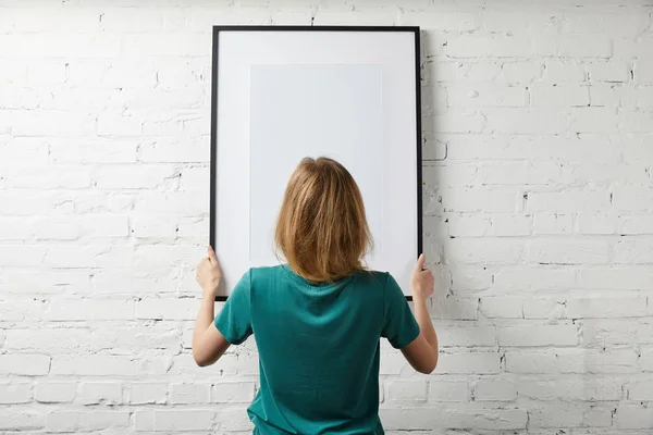 Zadní Pohled Ženy Držící Mock Plakát Rámu — Stock fotografie