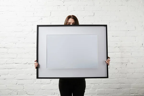 Corte Vista Mulher Cobrindo Rosto Enquanto Segurando Quadro Branco Nas — Fotografia de Stock