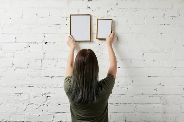 Visão Traseira Mulher Segurando Quadro Quadrado Branco Nas Mãos — Fotografia de Stock