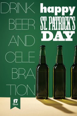 cam bira şişeleri yakınındaki mutlu st patricks günü yazı yeşil zemin üzerine