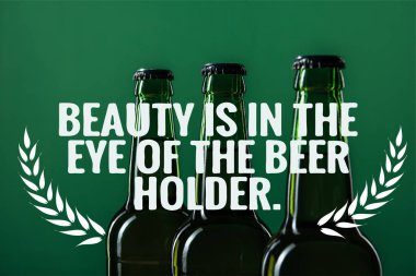 Güzellik yakınındaki bira şişeleri olduğunu yeşil arka plan üzerinde yazı bira tutucu gözünde