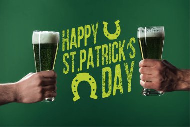 bira mutlu st yakınındaki köpük bardak tutan adamlar görünümünü kırpılmış patricks günü yazı yeşil zemin üzerine