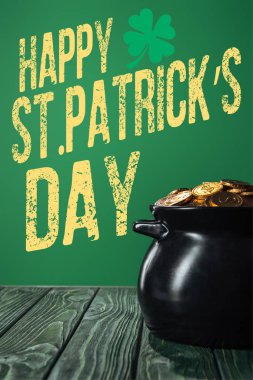 altın sikke pot ile mutlu st patricks günü yazı yeşil zemin üzerine