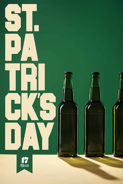 Bierflaschen Der Nähe Des Patrick Day Schriftzug Auf Grünem Hintergrund — Stockfoto