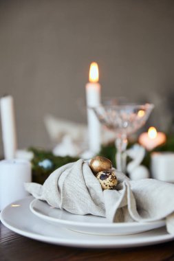 Bıldırcın yumurta ahşap masa evde peçete ve kristal cam üzerinde seçici odak