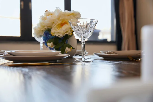 プレート クリスタル ガラス 木製テーブル 自宅に白い花瓶の花 — ストック写真
