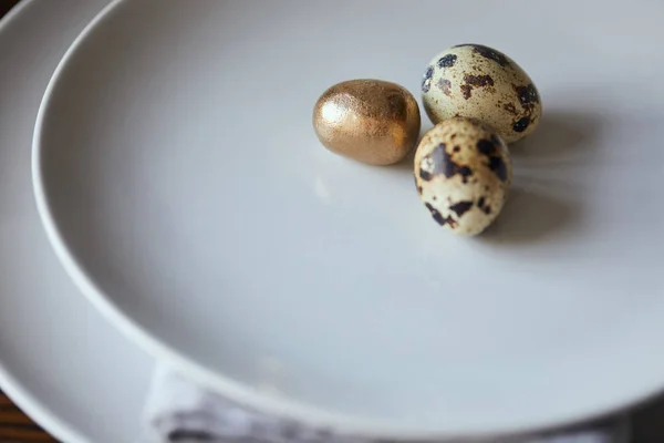 Primer Plano Huevos Codorniz Dorados Platos Blancos — Foto de Stock