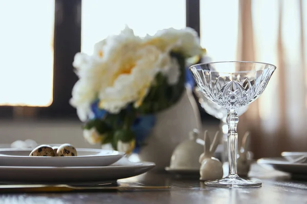 Foco Seletivo Vidro Cristal Buquê Vaso Coelhos Decorativos Mesa Madeira — Fotografia de Stock