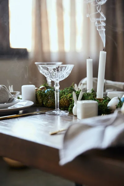 緑の苔と自宅に木製のテーブルの上のろうそくの近くのクリスタル ガラスの選択と集中 — ストック写真