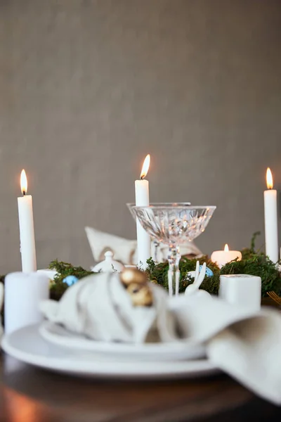 Επιλεκτική Εστίαση Κεριά Και Κρύσταλλο Ξύλινο Τραπέζι Στο Σπίτι — Φωτογραφία Αρχείου