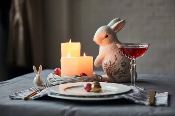 Selektiver Fokus Von Tellern Mit Eiern Wein Kristallglas Brennenden Kerzen — Stockfoto