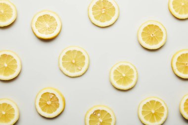 Gri arka plan üzerinde sulu limon dilimleri Üstten Görünüm
