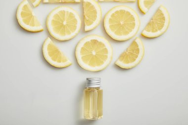 Esans ile yat ve gri arka plan üzerinde kesip limon
