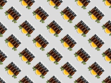 Desen şişe esans ve gri arka plan üzerine portakal dilimleri ile