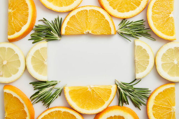 Плоский лежал с фруктовыми ломтиками и розмарином на сером фоне
