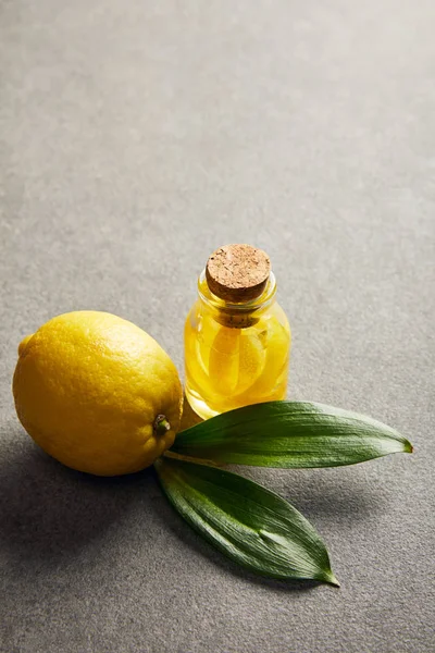 Celý Citron Zelenými Listy Skleněná Láhev Esenciálním Olejem Tmavý Podklad — Stock fotografie